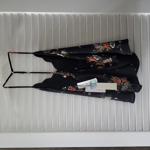 Jacki Scallop Detail - Picture 3 of 3